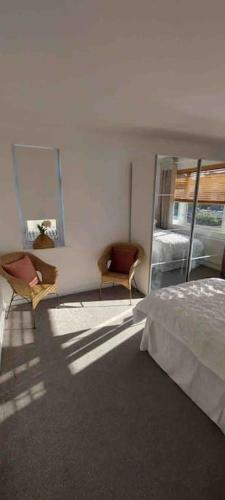 Sunny Modern House In Weymouth With Parking