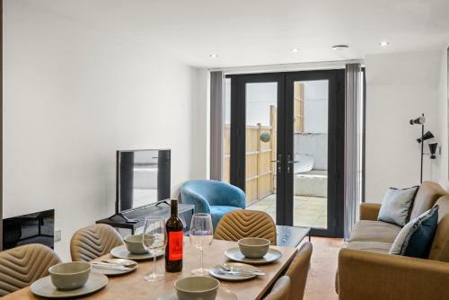 Stylish 2 Bed Apartment With Patio