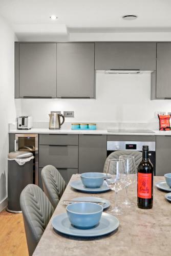 Stylish 2 Bed Apartment With Patio