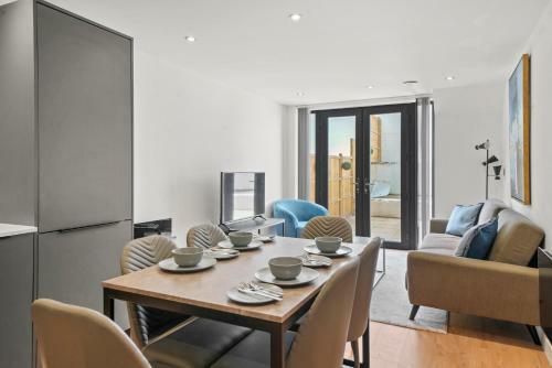 Stylish 2 Bed Apartment With Patio