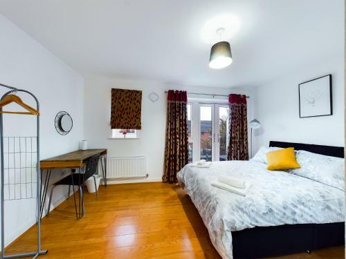 Cheerful 5-bdr/3-bath House W/ Free Parking