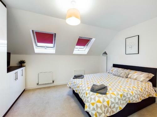 Cheerful 5-bdr/3-bath House W/ Free Parking