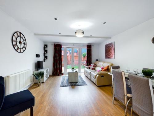 Cheerful 5-bdr/3-bath House W/ Free Parking