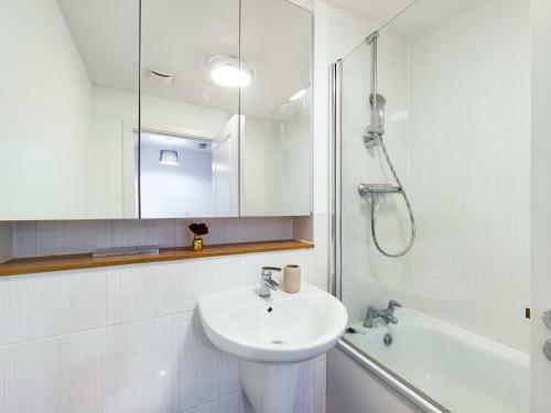Cheerful 5-bdr/3-bath House W/ Free Parking