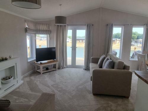 Remarkable 2-bed Luxury Lodge In Routh With Hottub