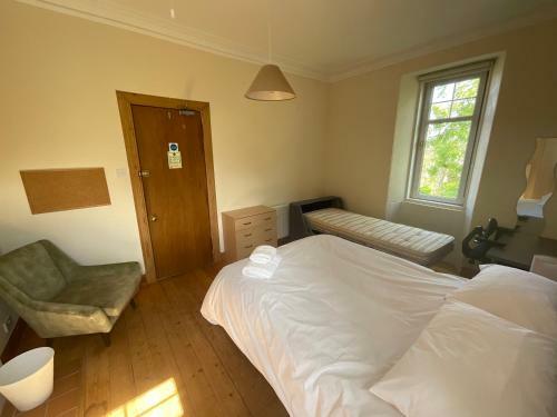 Refurbished 5 Bedroom (8 Beds) House With Drive