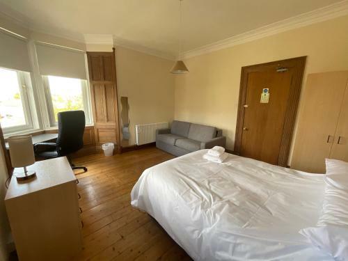 Refurbished 5 Bedroom (8 Beds) House With Drive