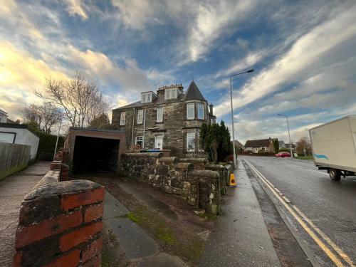 Refurbished 5 Bedroom (8 Beds) House With Drive