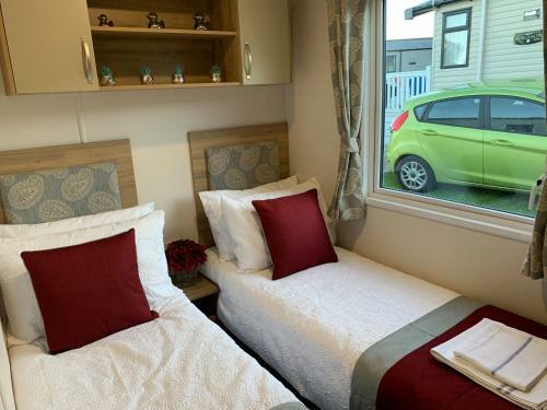 Finch 25 - Meadow Lakes Holiday Park