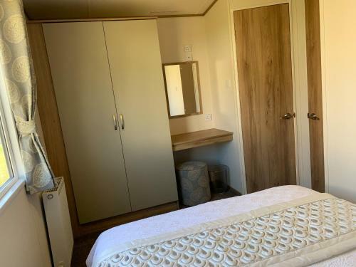 Finch 25 - Meadow Lakes Holiday Park