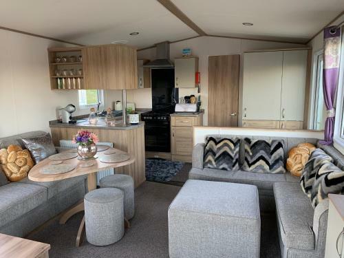 Finch 25 - Meadow Lakes Holiday Park