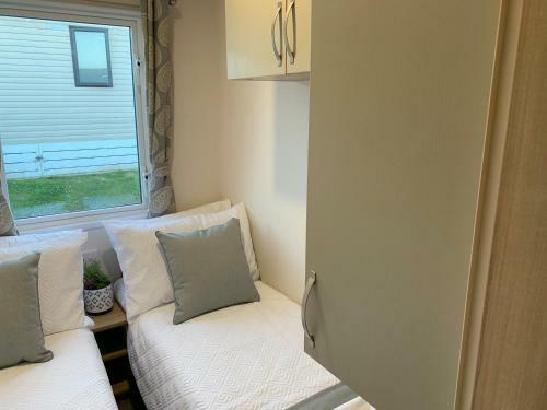 Finch 25 - Meadow Lakes Holiday Park