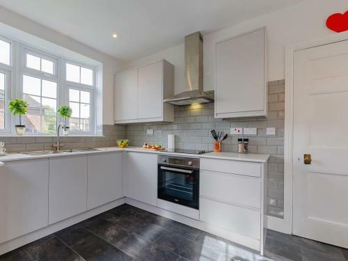 Stunning Home In Sandwich With 3 Bedrooms And Wifi
