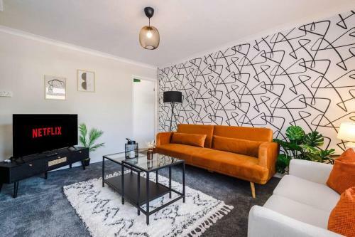 Cheerful 3 Bedroom Home With Parking Near Chester