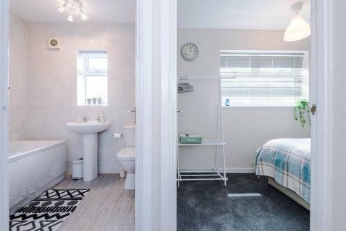 Cheerful 3 Bedroom Home With Parking Near Chester