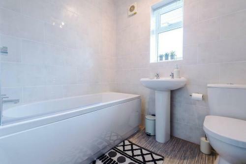 Cheerful 3 Bedroom Home With Parking Near Chester