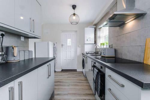 Cheerful 3 Bedroom Home With Parking Near Chester