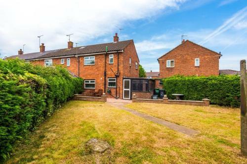 Cheerful 3 Bedroom Home With Parking Near Chester