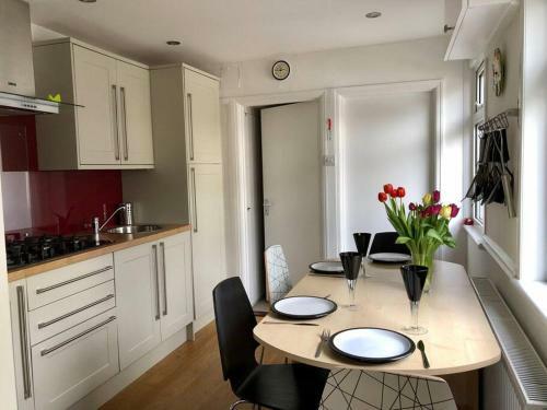 Hostal Entire Home In St Ives With Off Road Parking