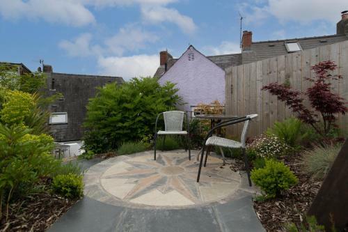 A Stone's Throw - Sea Views, Yards From Beach
