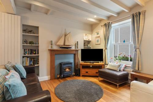 A Stone's Throw - Sea Views, Yards From Beach