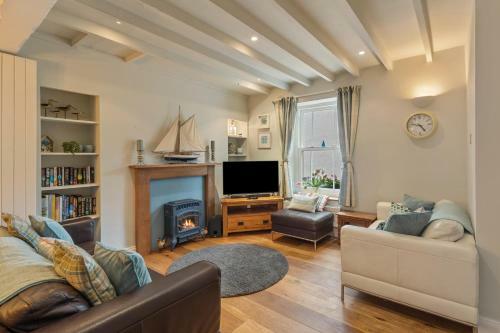 A Stone's Throw - Sea Views, Yards From Beach