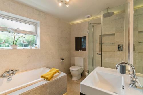 A Stone's Throw - Sea Views, Yards From Beach