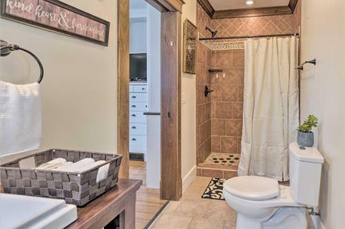 Cabool Retreat - Private Backyard With Hot Tub!