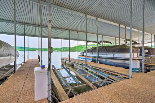 Apartamento Breezy Lakefront Condo With Balcony And Boat Slip