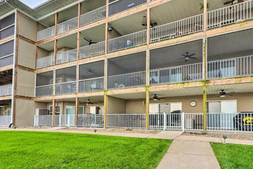 Apartamento Breezy Lakefront Condo With Balcony And Boat Slip
