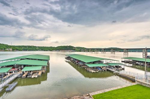 Apartamento Breezy Lakefront Condo With Balcony And Boat Slip