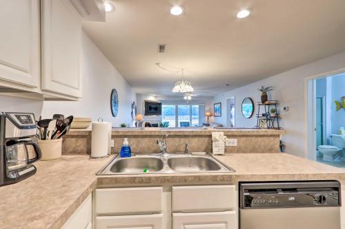 Apartamento Breezy Lakefront Condo With Balcony And Boat Slip