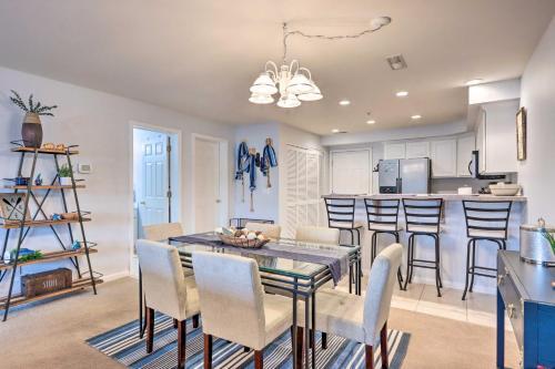 Apartamento Breezy Lakefront Condo With Balcony And Boat Slip