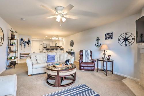Apartamento Breezy Lakefront Condo With Balcony And Boat Slip