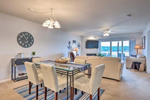 Apartamento Breezy Lakefront Condo With Balcony And Boat Slip