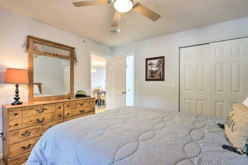 Apartamento Breezy Lakefront Condo With Balcony And Boat Slip