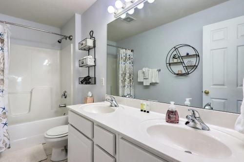 Apartamento Breezy Lakefront Condo With Balcony And Boat Slip