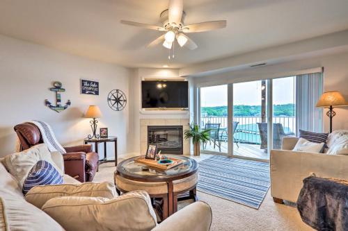 Apartamento Breezy Lakefront Condo With Balcony And Boat Slip