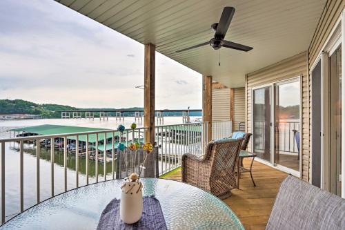 Apartamento Breezy Lakefront Condo With Balcony And Boat Slip