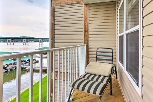 Apartamento Breezy Lakefront Condo With Balcony And Boat Slip