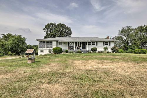 Traditional Country Home In De Soto With Yard!