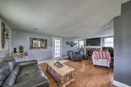 Traditional Country Home In De Soto With Yard!