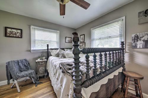 Traditional Country Home In De Soto With Yard!