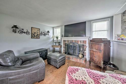 Traditional Country Home In De Soto With Yard!