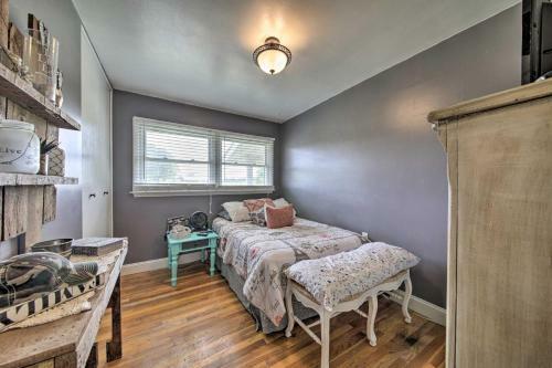 Traditional Country Home In De Soto With Yard!