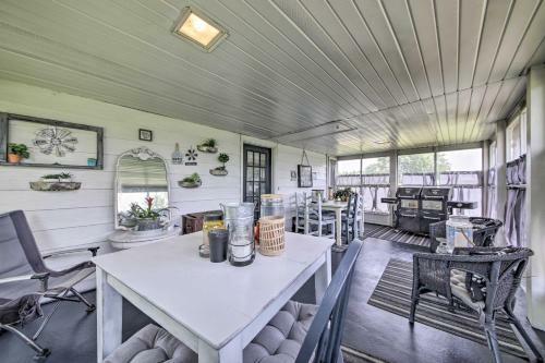 Traditional Country Home In De Soto With Yard!