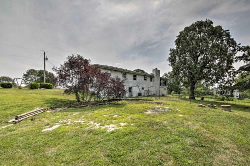 Traditional Country Home In De Soto With Yard!