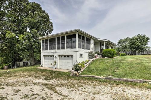 Traditional Country Home In De Soto With Yard!