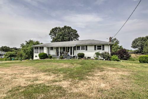 Traditional Country Home In De Soto With Yard!