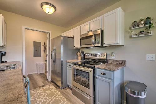 Charming Branson House With Fireplace And Grill!